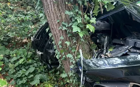 POL-MI: Pkw kommt von der Fahrbahn ab und prallt gegen Baum - Foto: presseportal.de