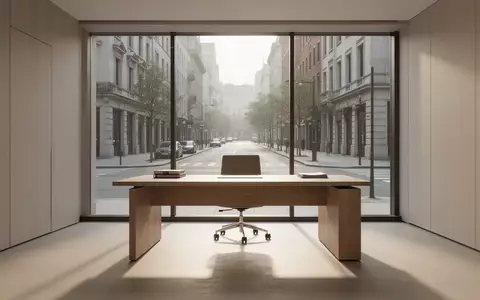 Ein minimalistisches, helles Büro mit einem Holztisch und einem Fensterblick auf eine ruhige, sonnige Straße. - Foto: über boerse-global.de