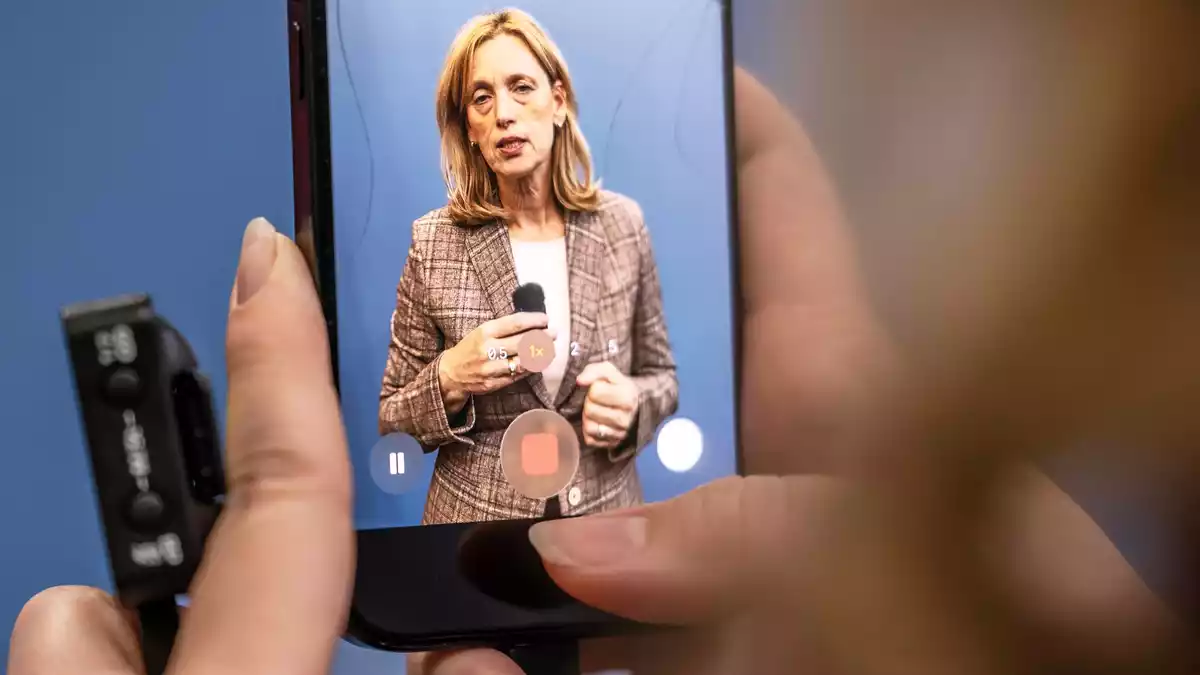 Familienministerin Karin Prien rechnet damit, dass im kommenden Jahr eine EU-weite Regelung zur Beschränkung von Social Media für Kinder und Jugendliche kommen wird. Parallel dazu sollen in Deutschland bereits Gesetze in diese Richtung geändert werden. - Bild: Michael Kappeler/dpa