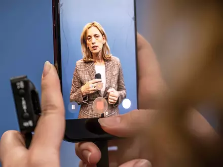Familienministerin Karin Prien rechnet damit, dass im kommenden Jahr eine EU-weite Regelung zur Beschränkung von Social Media für Kinder und Jugendliche kommen wird. Parallel dazu sollen in Deutschland bereits Gesetze in diese Richtung geändert werden. - Foto: Michael Kappeler/dpa