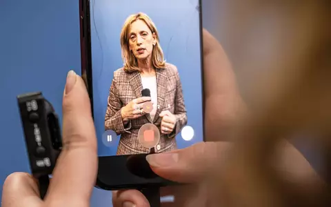Familienministerin Karin Prien rechnet damit, dass im kommenden Jahr eine EU-weite Regelung zur Beschränkung von Social Media für Kinder und Jugendliche kommen wird. Parallel dazu sollen in Deutschland bereits Gesetze in diese Richtung geändert werden. - Foto: Michael Kappeler/dpa