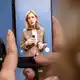 Familienministerin Karin Prien rechnet damit, dass im kommenden Jahr eine EU-weite Regelung zur Beschränkung von Social Media für Kinder und Jugendliche kommen wird. Parallel dazu sollen in Deutschland bereits Gesetze in diese Richtung geändert werden. - Bild: Michael Kappeler/dpa