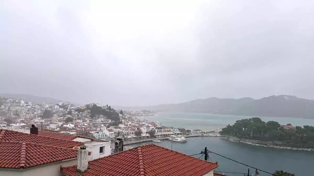 Auf der Urlaubsinsel Skiathos fiel wegen des Unwetters der Strom aus. (Archivbild) - Bild: Diane Gore/dpa