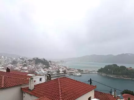 Auf der Urlaubsinsel Skiathos fiel wegen des Unwetters der Strom aus. (Archivbild) - Foto: Diane Gore/dpa