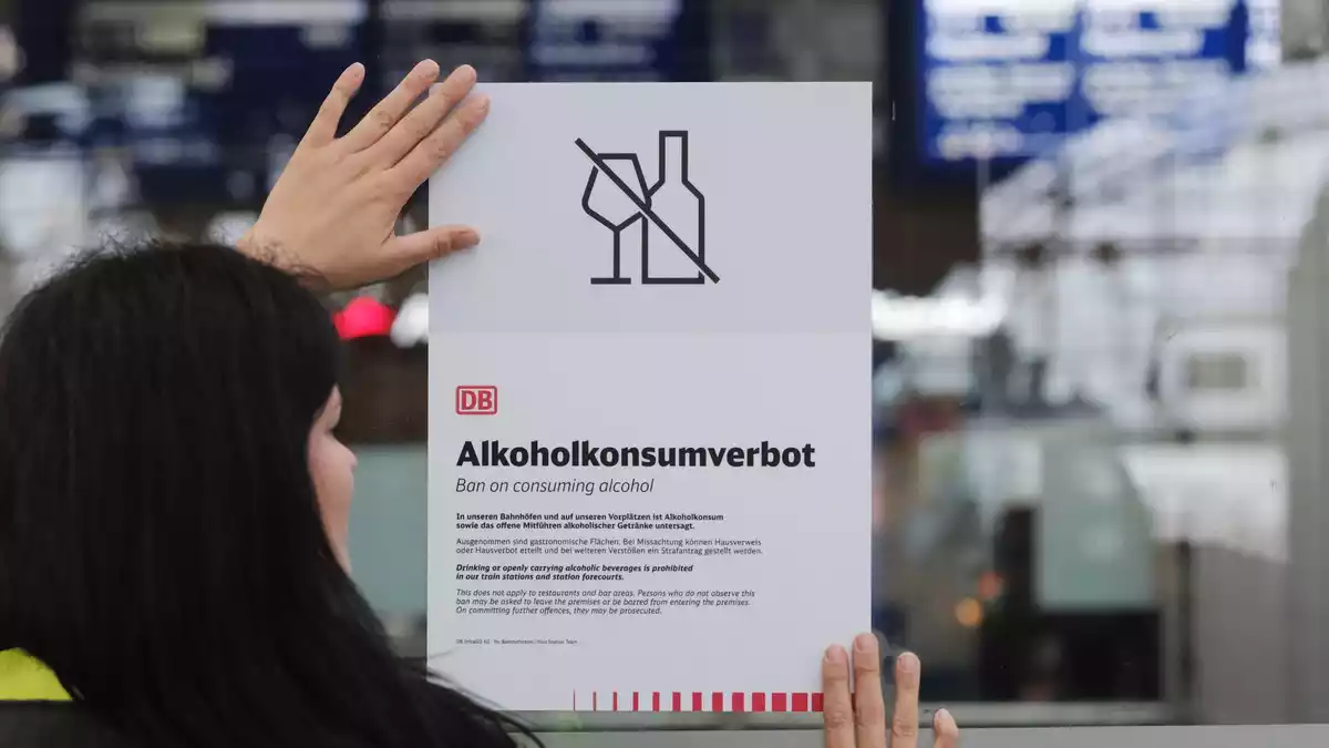 Alkoholkonsumverbot - so nennt die Deutsche Bahn die neue Regel, die ab Donnerstag an 5.700 Bahnhöfen deutschlandweit gilt. (Archivbild) - Bild: Sebastian Willnow/ dpa/dpa