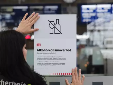 Alkoholkonsumverbot - so nennt die Deutsche Bahn die neue Regel, die ab Donnerstag an 5.700 Bahnhöfen deutschlandweit gilt. (Archivbild) - Foto: Sebastian Willnow/ dpa/dpa