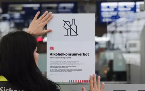 Alkoholkonsumverbot - so nennt die Deutsche Bahn die neue Regel, die ab Donnerstag an 5.700 Bahnhöfen deutschlandweit gilt. (Archivbild) - Foto: Sebastian Willnow/ dpa/dpa