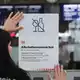 Alkoholkonsumverbot - so nennt die Deutsche Bahn die neue Regel, die ab Donnerstag an 5.700 Bahnhöfen deutschlandweit gilt. (Archivbild) - Bild: Sebastian Willnow/ dpa/dpa