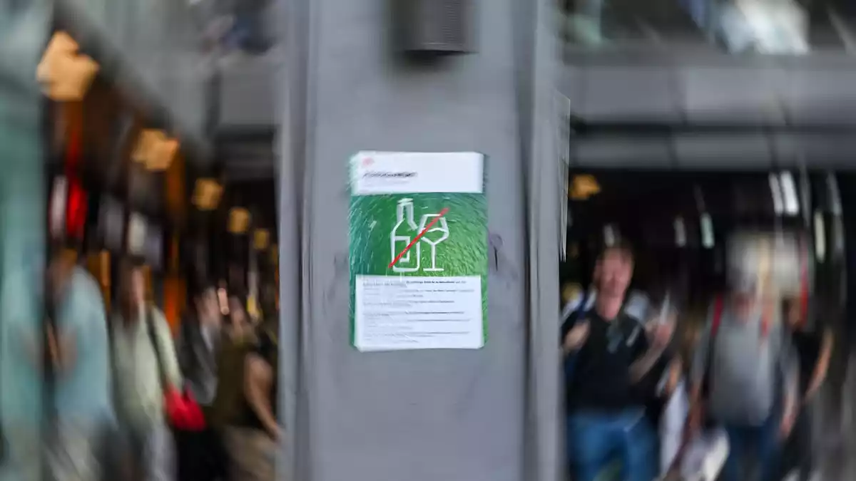Hinweisschilder wie diese hängen ab Donnerstag in Bahnhöfen im ganzen Land. (Archivbild) - Bild: Britta Pedersen/dpa