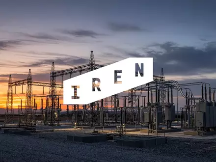 Moderne Hochspannungs-Umspannstation bei Dämmerung als Symbol für Energieinfrastruktur und Genehmigungsprozesse. - Foto: über boerse-global.de