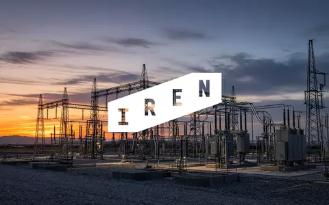 Moderne Hochspannungs-Umspannstation bei Dämmerung als Symbol für Energieinfrastruktur und Genehmigungsprozesse. - Foto: über boerse-global.de