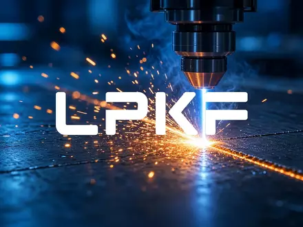 Industrielle Laserbearbeitung in einer dunklen, atmosphärischen Umgebung mit fokussiertem Lichtschein. - Foto: über boerse-global.de
