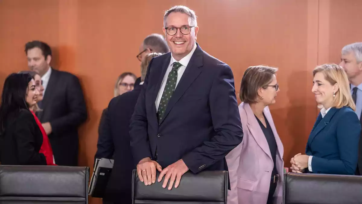 Alexander Schweitzer (SPD) bei seiner ersten Teilnahme an einer Kabinettssitzung im Kanzleramt. - Bild: Michael Kappeler/dpa