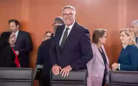 Alexander Schweitzer (SPD) bei seiner ersten Teilnahme an einer Kabinettssitzung im Kanzleramt. - Foto: Michael Kappeler/dpa