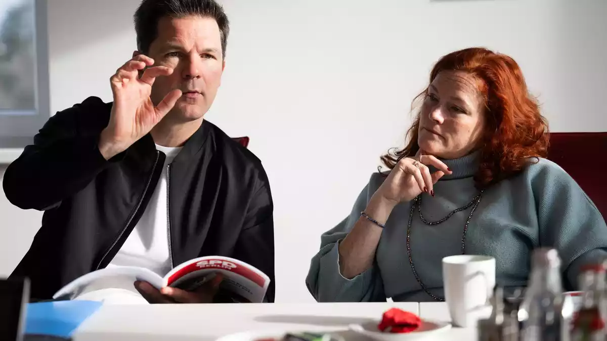 Die Berliner SPD-Chefs Steffen Krach und Bettina König sehen nach dem vorläufigen Stopp der Sondierungen noch offene Fragen bei den Linken. (Archivbild) - Bild: Sebastian Gollnow/dpa