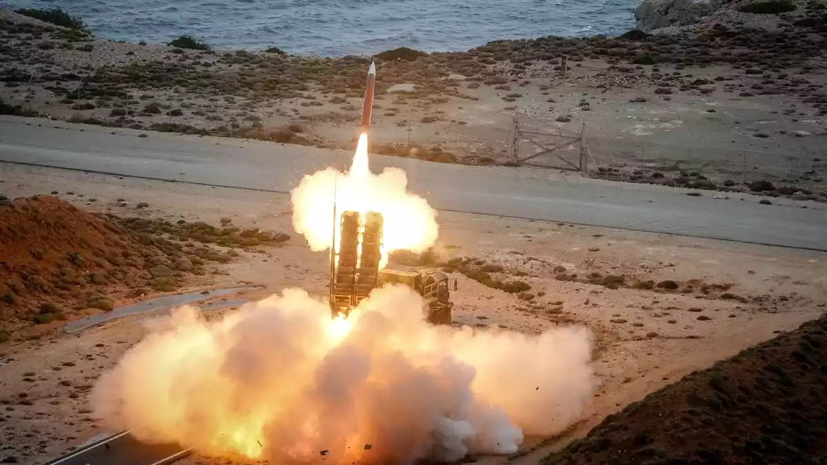 Luftwaffe feuert eine Patriot-Flugabwehrrakete - Bild: Kay Nietfeld/dpa
