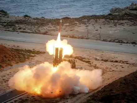 Luftwaffe feuert eine Patriot-Flugabwehrrakete - Foto: Kay Nietfeld/dpa