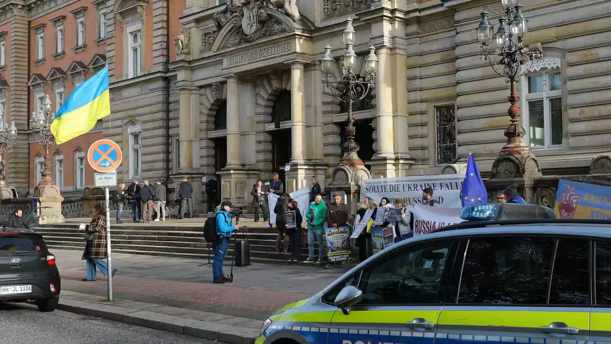 Vor dem Gerichtsgebäude solidarisierten sich Unterstützer mit dem Angeklagten. - Bild: Markus Scholz/dpa