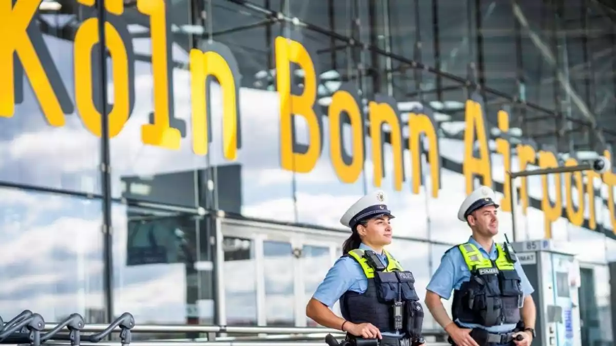 BPOL NRW: Entspannt in den Herbsturlaub: Die Bundespolizei gibt Tipps zum Ferienstart am Flughafen Köln/Bonn - Bild: presseportal.de