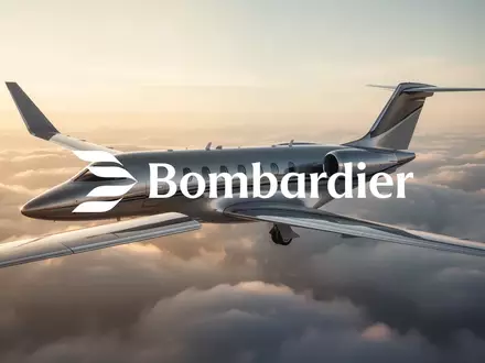 Ein elegantes Privatjet-Flügelteil vor einem sonnendurchfluteten Wolkenhintergrund, das die Luftfahrtbranche symbolisiert. - Foto: über boerse-global.de