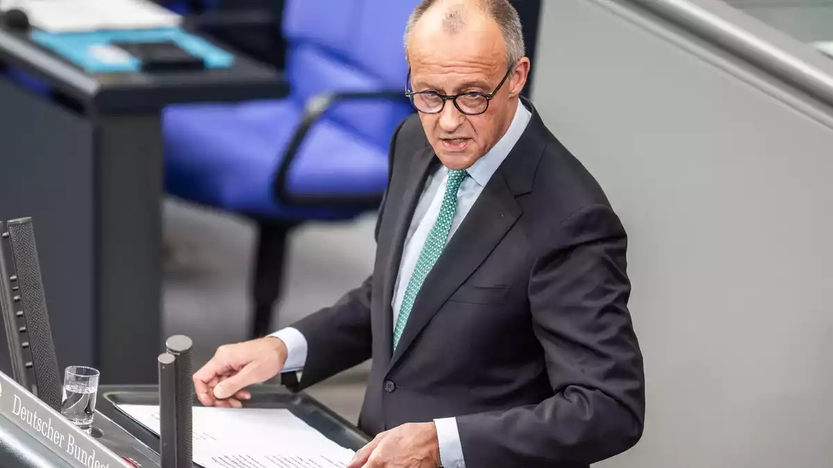 Merz spricht in seiner Regierungserklärung auch die AfD direkt an. - Bild: Michael Kappeler/dpa