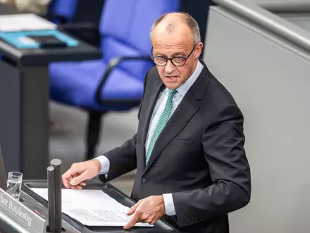 Merz spricht in seiner Regierungserklärung auch die AfD direkt an. - Foto: Michael Kappeler/dpa