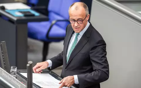 Merz spricht in seiner Regierungserklärung auch die AfD direkt an. - Foto: Michael Kappeler/dpa