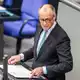 Merz spricht in seiner Regierungserklärung auch die AfD direkt an. - Bild: Michael Kappeler/dpa