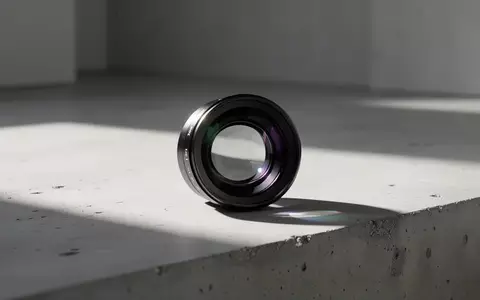 Eine hochwertige optische Linse auf einer minimalistischen Betonoberfläche in hellem, natürlichem Licht. - Foto: über boerse-global.de