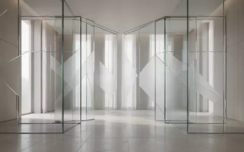 Ein minimalistischer, moderner Innenraum mit Glaswänden und hellem, natürlichem Licht. - Foto: über boerse-global.de