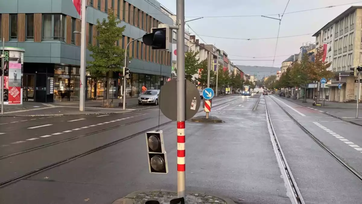 POL-NH: Beim Linksabbiegen Ampel zerstört: Hinweise nach Unfallflucht in Friedrich-Ebert-Straße erbeten - Bild: presseportal.de
