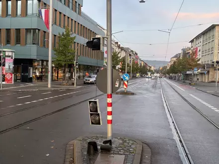 POL-NH: Beim Linksabbiegen Ampel zerstört: Hinweise nach Unfallflucht in Friedrich-Ebert-Straße erbeten - Foto: presseportal.de