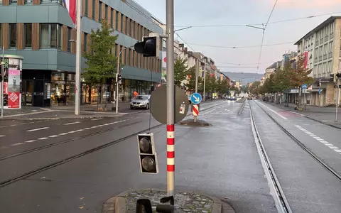 POL-NH: Beim Linksabbiegen Ampel zerstört: Hinweise nach Unfallflucht in Friedrich-Ebert-Straße erbeten - Foto: presseportal.de