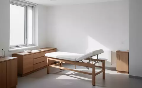 Ein leeres, helles Behandlungszimmer in einer Arztpraxis mit minimalistischer Einrichtung und natürlichem Lichteinfall. - Foto: über boerse-global.de