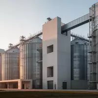 Moderne, minimalistische Architektur eines landwirtschaftlichen Silokomplexes unter klarem Himmel. - Foto: über boerse-global.de
