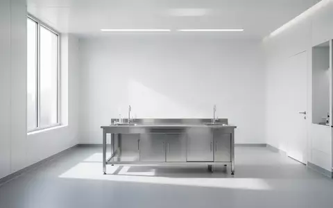 Ein minimalistischer, heller Laborraum in einer medizinischen Forschungseinrichtung mit einer leeren Edelstahlarbeitsfläche. - Foto: über boerse-global.de