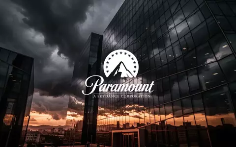 Abstrakte Darstellung von Marktvolatilität und fallenden Kursen durch ein modernes Hochhaus vor stürmischem Abendhimmel. - Foto: über boerse-global.de