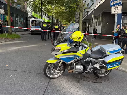 Die Polizei war rund um den Tatort im Großeinsatz. - Foto: Justin Brosch/dpa