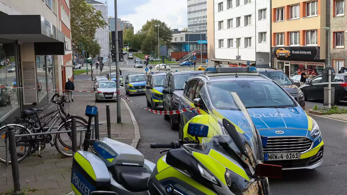 Die Beamten mahnten die Bevölkerung zur Vorsicht: Die Täter könnten bewaffnet sein. - Bild: Matthias Rosenkranz/dpa