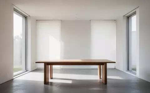 Ein heller, minimalistischer Raum mit natürlichem Lichteinfall, der eine ruhige und geschützte Atmosphäre vermittelt. - Foto: über boerse-global.de