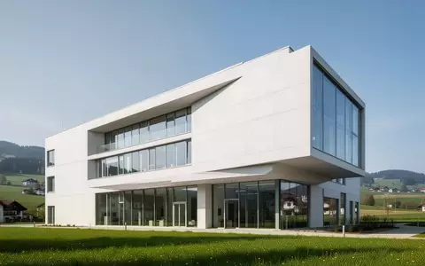 Modernes Klinikgebäude aus Beton und Glas vor einem klaren Himmel in Bayern. - Foto: über boerse-global.de