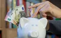 Kinder sollen künftig Geld vom Staat bekommen, um Vermögen fürs Alter aufzubauen. (Illustration) - Foto: Hendrik Schmidt/dpa