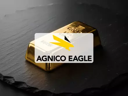 Ein glänzender Goldbarren auf einer dunklen Schieferplatte bei stimmungsvoller Beleuchtung. - Foto: über boerse-global.de