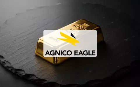 Ein glänzender Goldbarren auf einer dunklen Schieferplatte bei stimmungsvoller Beleuchtung. - Foto: über boerse-global.de