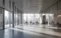 Ein minimalistischer, leerer Büro- und Konferenzraum in einem modernen Finanzgebäude mit großen Glasfronten und klaren Strukturen. - Foto: über boerse-global.de
