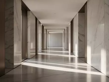 Ein minimalistischer, heller Flur mit poliertem Marmorboden und weichem Lichteinfall, der eine ruhige, sachliche Atmosphäre erzeugt. - Foto: über boerse-global.de