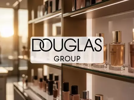 Elegantes, modernes Luxus-Kosmetikgeschäft mit weicher Beleuchtung und Fokus auf hochwertige Produktpräsentation. - Foto: über boerse-global.de