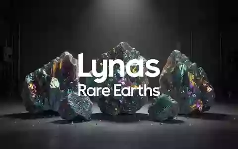 Nahaufnahme von schimmernden Seltenerdmineralien in einer professionellen, atmosphärischen Studiobeleuchtung. - Foto: über boerse-global.de