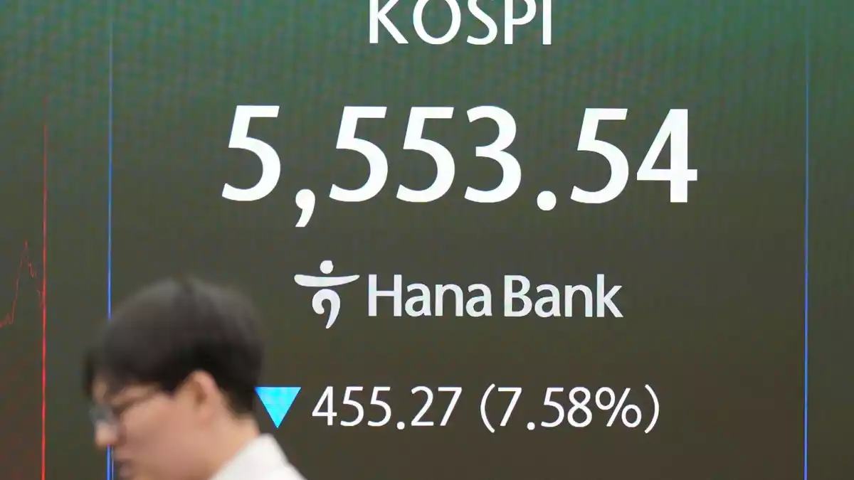 Südkoreas Leitindex Kospi gab seit seinem Allzeithoch im Juni deutlich nach.  - Bild: Lee Jin-man/AP/dpa