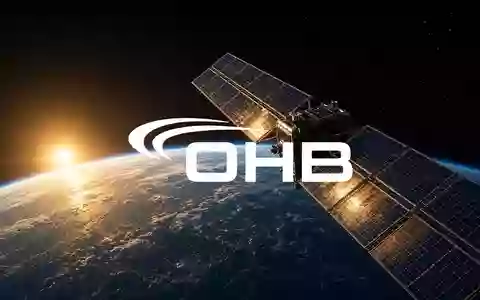 Ein Satellit im Weltraum vor einem goldenen Sonnenaufgang symbolisiert die Luft- und Raumfahrtindustrie. - Foto: über boerse-global.de
